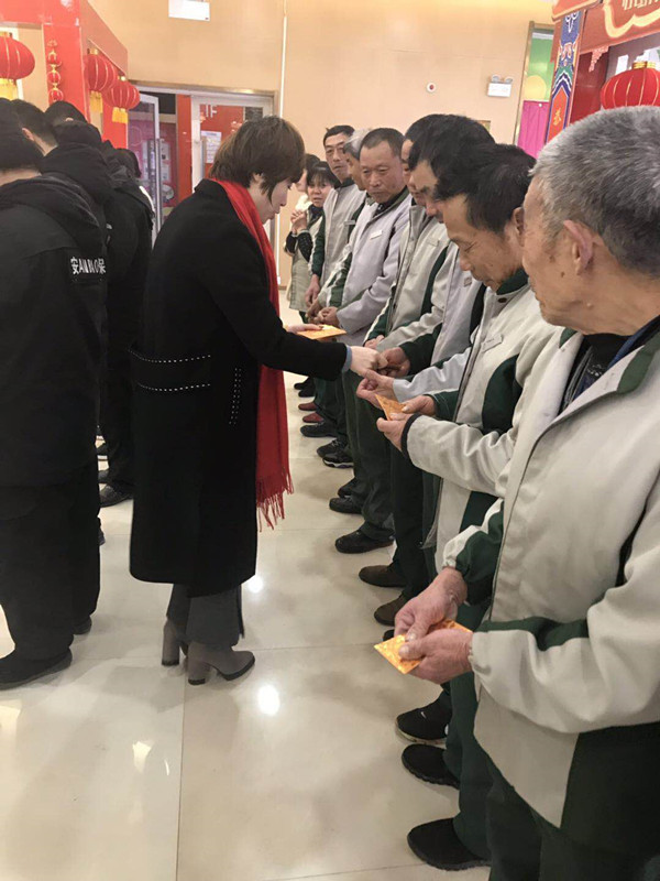 大年初一胡副總經(jīng)理給保潔員工拜年送禮_副本.jpg 大年初一胡副總經(jīng)理給保潔員工拜年送禮_副本.jpg