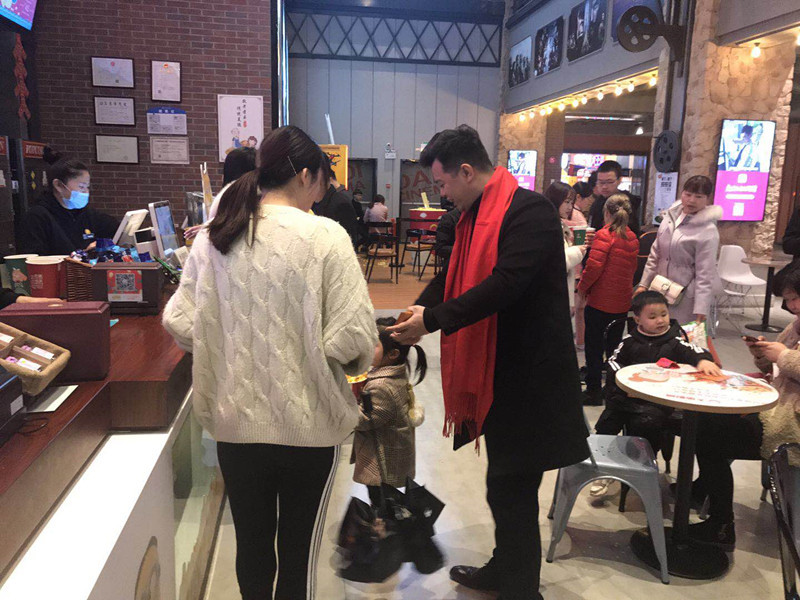 大年初一運(yùn)營同仁給客戶拜年送禮_副本.jpg 大年初一運(yùn)營同仁給客戶拜年送禮_副本.jpg